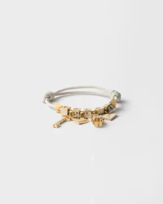 Armband i nappaläder och metall
