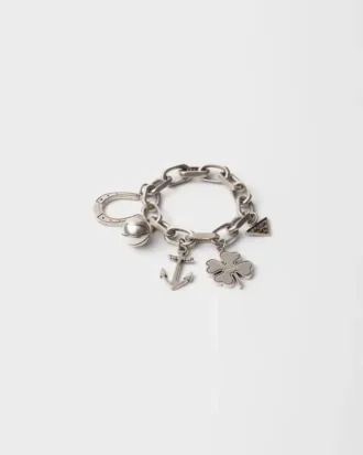 Armband med metallberlocker