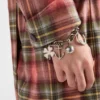 Armband med metallberlocker Armband med metallberlocker