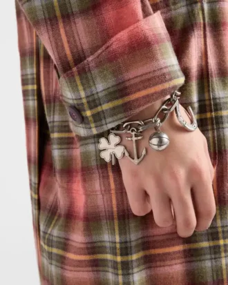 Armband med metallberlocker