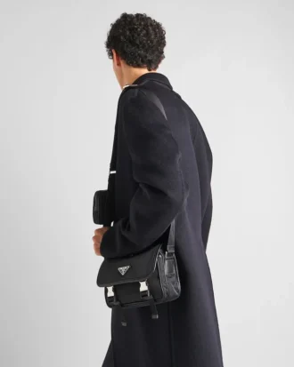 Axelväska i Re-Nylon och Saffiano-läder
