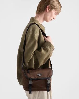 Axelväska i Re-Nylon och Saffiano-läder