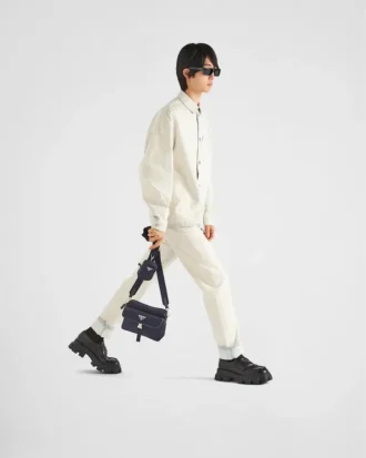 Axelväska i Re-Nylon och Saffiano-läder