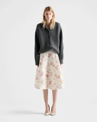 Blommigt mönster, quiltad satinkjol