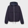 Blousonjacka med huva i tekniskt tyg Blousonjacka med huva i tekniskt tyg