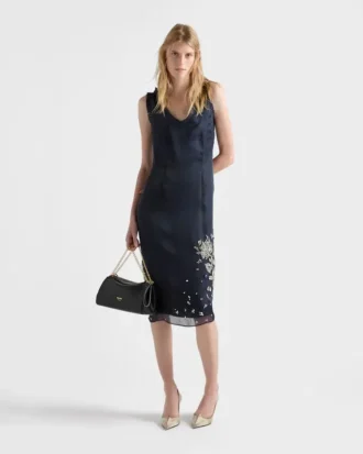 Broderad klänning i sidenorganza