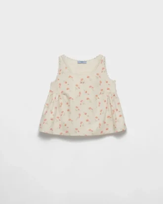 Broderad linneblus med blommönster