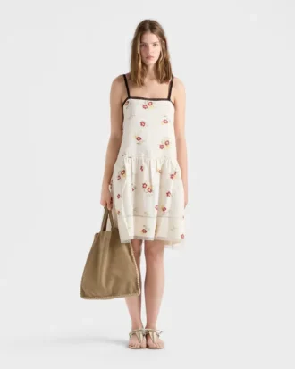 Broderad miniklänning i linne med blommotiv