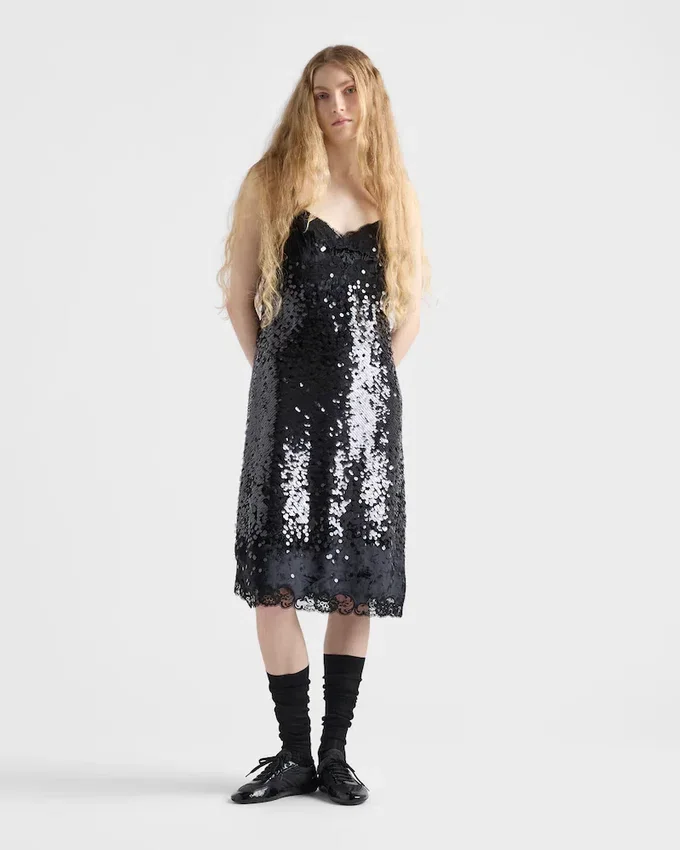 Broderad sammetsklänning med paljetter och spets Broderad sammetsklänning med paljetter och spets