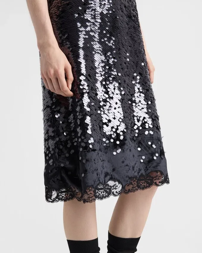 Broderad sammetsklänning med paljetter och spets Broderad sammetsklänning med paljetter och spets