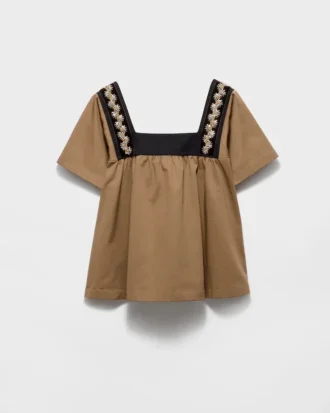 Broderad topp i gammal gabardin