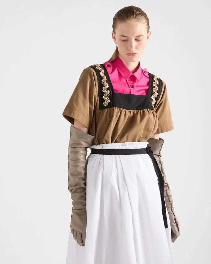 Broderad topp i gammal gabardin Broderad topp i gammal gabardin