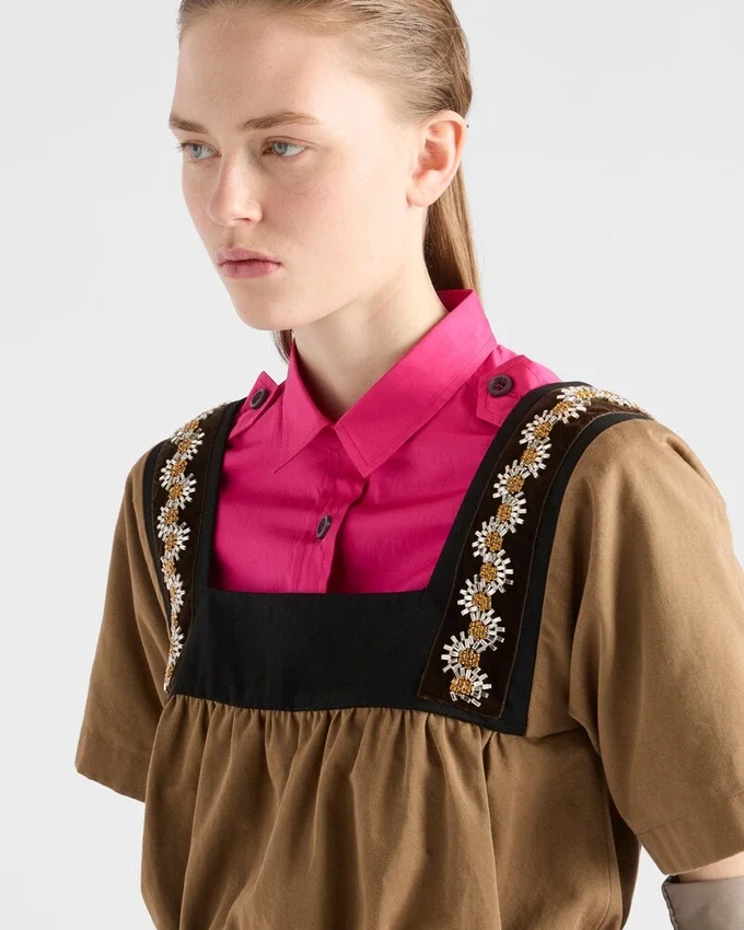 Broderad topp i gammal gabardin Broderad topp i gammal gabardin