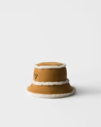 Bucket hat i mocka och fårskinn