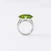 Couleur Vivante solitärring – vitguld med peridot och ametist Couleur Vivante solitärring – vitguld med peridot och ametist