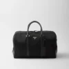 Duffelväska i Re-Nylon och Saffiano-läder Duffelväska i Re-Nylon och Saffiano-läder