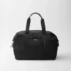 Duffelväska i Re-Nylon och Saffiano-läder Duffelväska i Re-Nylon och Saffiano-läder