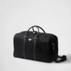 Duffelväska i Re-Nylon och Saffiano-läder Duffelväska i Re-Nylon och Saffiano-läder