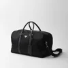 Duffelväska i Re-Nylon och Saffiano-läder Duffelväska i Re-Nylon och Saffiano-läder