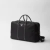 Duffelväska i Re-Nylon och Saffiano-läder Duffelväska i Re-Nylon och Saffiano-läder
