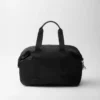 Duffelväska i Re-Nylon och Saffiano-läder Duffelväska i Re-Nylon och Saffiano-läder