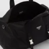 Duffelväska i Re-Nylon och Saffiano-läder Duffelväska i Re-Nylon och Saffiano-läder