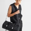 Duffelväska i Re-Nylon och Saffiano-läder Duffelväska i Re-Nylon och Saffiano-läder