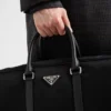 Duffelväska i Re-Nylon och Saffiano-läder Duffelväska i Re-Nylon och Saffiano-läder