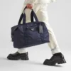 Duffelväska i Re-Nylon och Saffiano-läder Duffelväska i Re-Nylon och Saffiano-läder