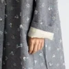Enkelknäppt broderad randig kappa Enkelknäppt broderad randig kappa