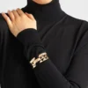 Eternal Gold Bangle-armband i gult guld med keramiska element Eternal Gold Bangle-armband i gult guld med keramiska element