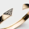 Eternal Gold Bangle-armband i gult guld med keramiska element Eternal Gold Bangle-armband i gult guld med keramiska element