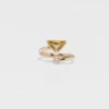 Eternal Gold Contraria-ring i gult guld med diamant och grön kvarts Eternal Gold Contraria-ring i gult guld med diamant och grön kvarts