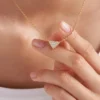 Eternal Gold Micro Triangle hänge i gult guld och diamanter Eternal Gold Micro Triangle hänge i gult guld och diamanter