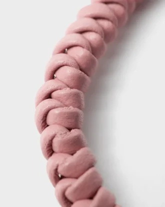 Flätat armband i nappaläder med metallornament
