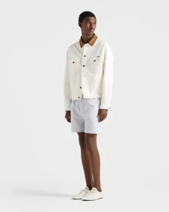 Gammal jeansjacka med läderdetaljer