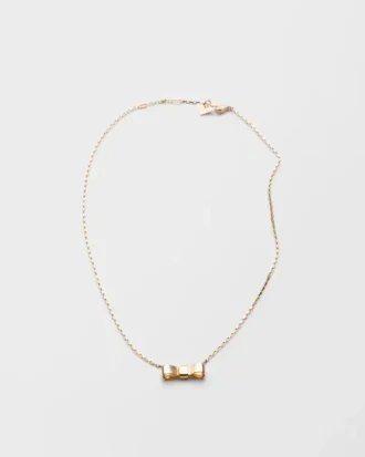 Halsband med hänge i form av en tidlös guldrosett – gult guld Halsband med hänge i form av en tidlös guldrosett – gult guld