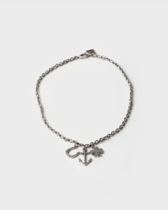 Halsband med metallhänge