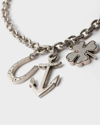 Halsband med metallhänge