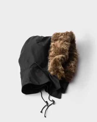 Huva i Re-Nylon och shearling