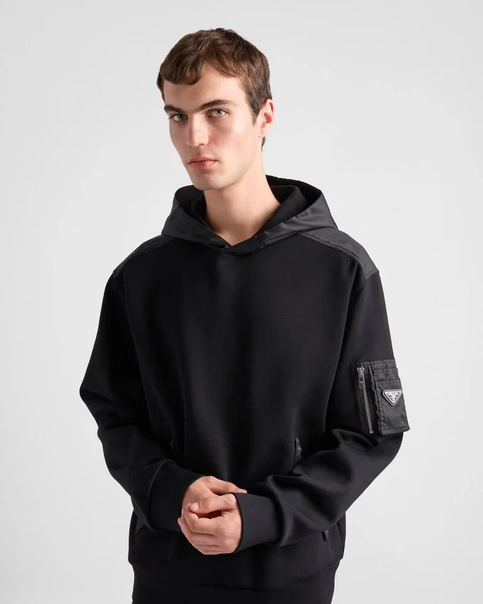Huvtröja i bomullsfleece och Re-Nylon Huvtröja i bomullsfleece och Re-Nylon