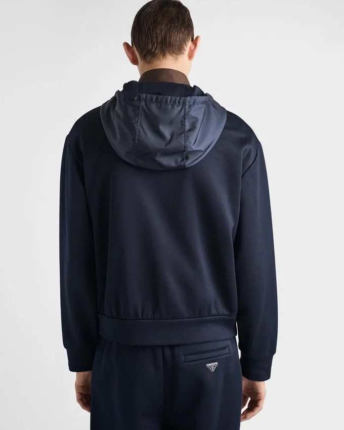 Huvtröja i teknisk bomull och Re-Nylon Huvtröja i teknisk bomull och Re-Nylon