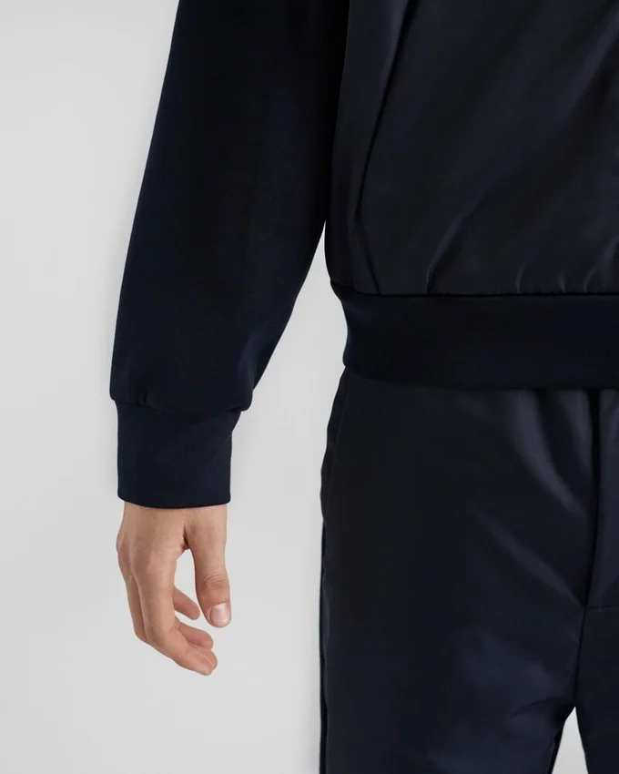 Huvtröja i teknisk bomull och Re-Nylon Huvtröja i teknisk bomull och Re-Nylon