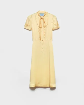 Klänning i satinkrepp