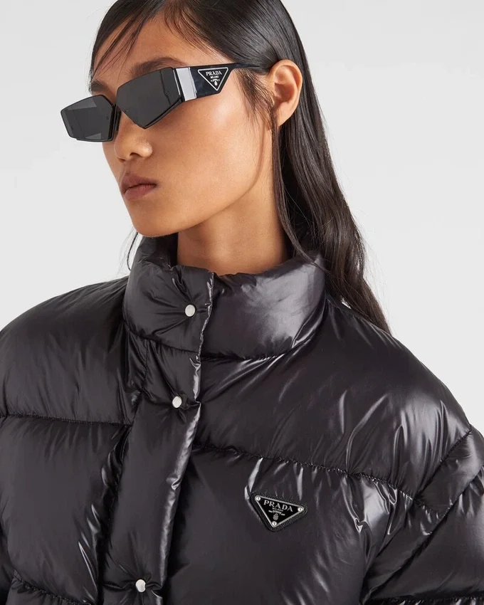 Kort, omvandlingsbar dunjacka i Re-Nylon Kort, omvandlingsbar dunjacka i Re-Nylon