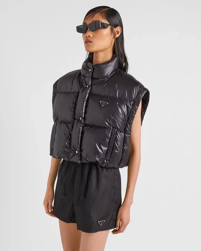 Kort, omvandlingsbar dunjacka i Re-Nylon Kort, omvandlingsbar dunjacka i Re-Nylon