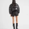 Kort, omvandlingsbar dunjacka i Re-Nylon Kort, omvandlingsbar dunjacka i Re-Nylon