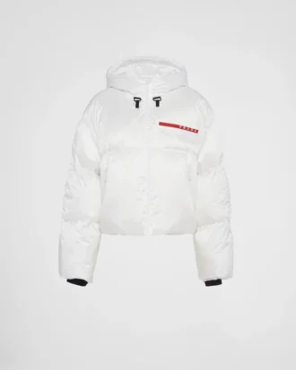 Kort teknisk dunjacka i Re-Nylon