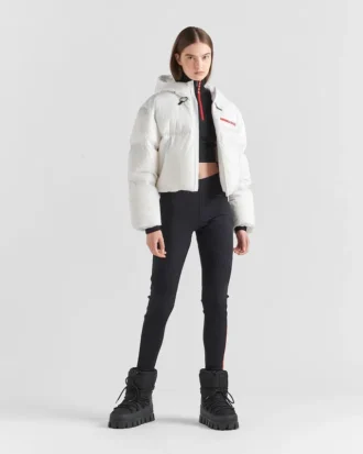 Kort teknisk dunjacka i Re-Nylon