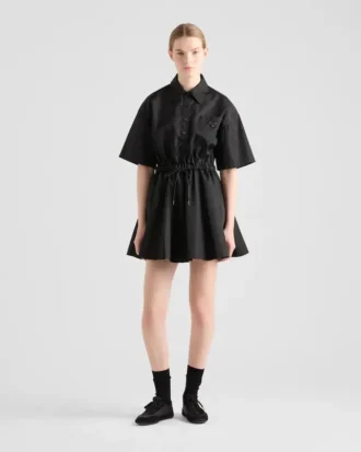 Kortärmad klänning i Re-Nylon Kortärmad klänning i Re-Nylon